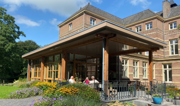 Kasteel Stoutenburg is verbouwd tot een woonhuis voor ouderen met dementie.