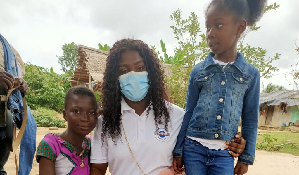 Catherine Taylor met rechts haar 6-jarige dochter Divine op locatie in Ghana.
