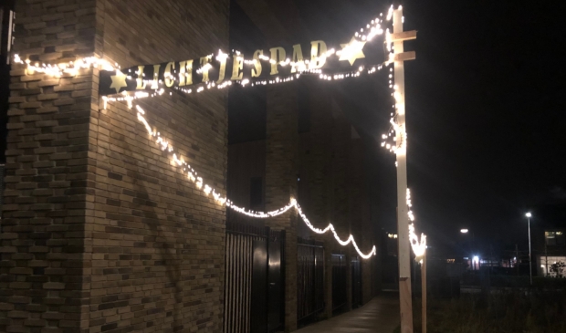 Lichtjespad vorig jaar op de avond voordat de berichten van Amerongers eraan werden gehangen.