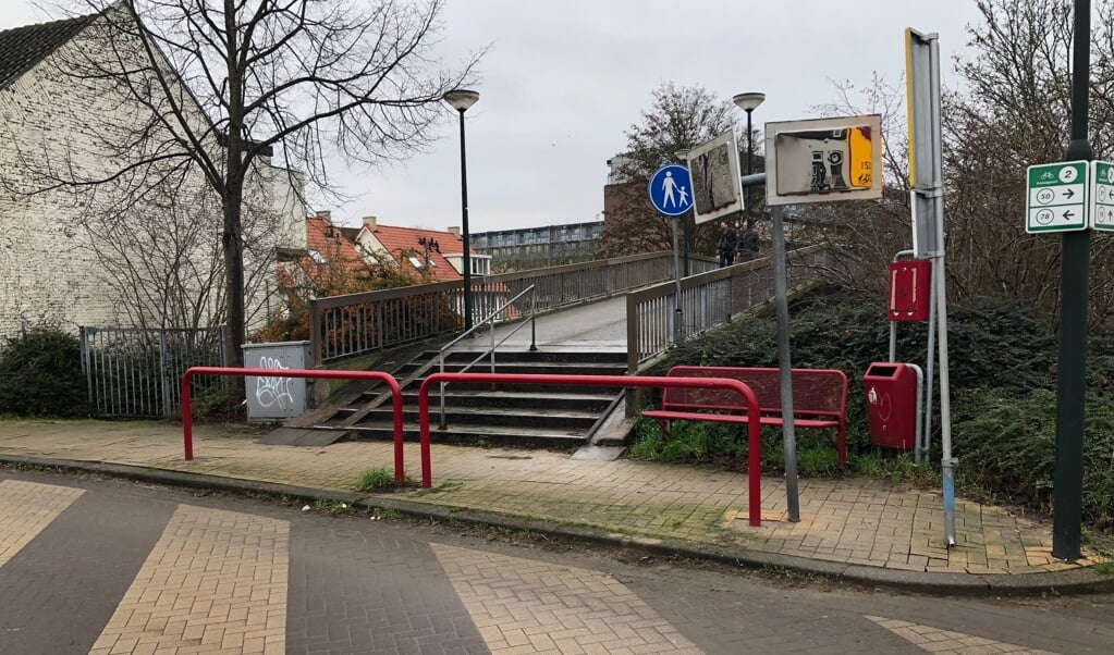De voetbrug bij de Marsstraat wordt op voorspraak van het platform vernieuwd. 