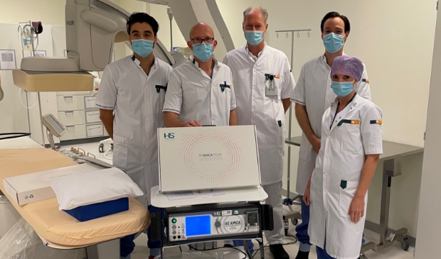 <p>Het team dat de nieuwe behandeling toepast met v.l.n.r. MMB'er Fabian Weyzig, interventieradioloog Jasper Florie, internist Sebo Jan Eelkman Rooda, interventieradioloog Maarten Otten en MMB'er Debbie van Toledo.</p>