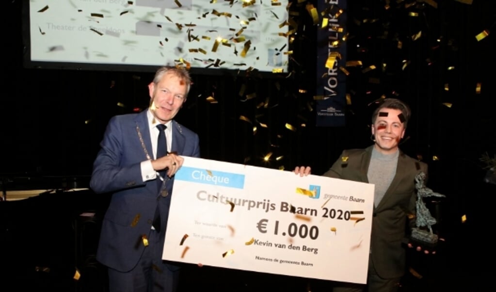 Burgemeester Mark Röell en presentator Kevin van den Berg die de prijs zelf won in 2020.