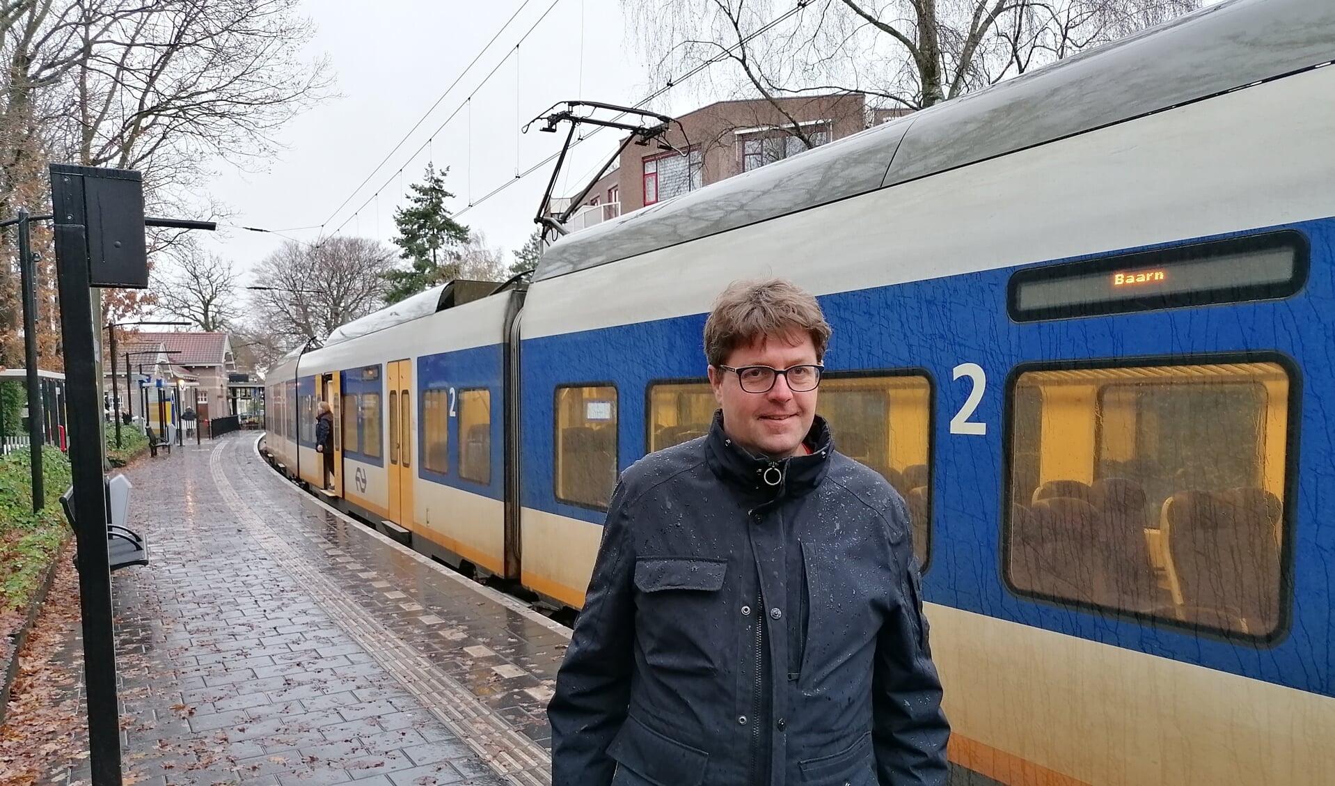 Sven Erich bij station Soestdijk. ,,De trein is drie minuten vertraagd, maar dat scheelt een half uur reistijd.