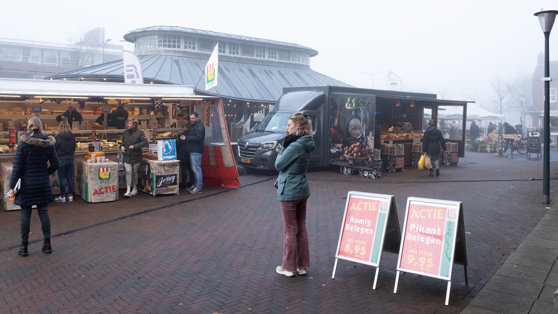 Archiefbeeld van de weekmarkt op het Poortplein. Er zijn zorgen over de veiligheid van marktkooplieden en bezoekers.