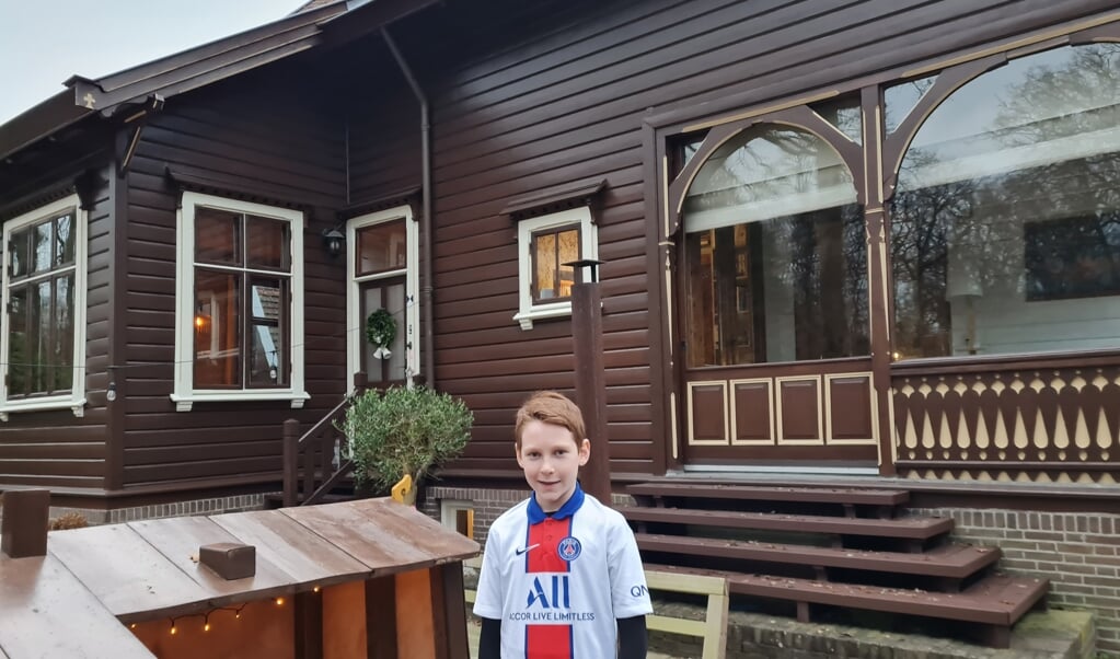 Okke Loonstra timmert hard aan een kerststal voor de Kerststallenroute 2021, een mini-versie van zijn huis, Villa Svea.