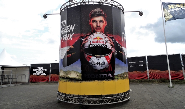 merknaam bonen jukbeen Lezersfoto Max Verstappen Wereldkampioen Formule 1 In 2021 In De GP Van Abu  Dhabi | Haarlems Weekblad | Nieuws uit de regio Haarlem