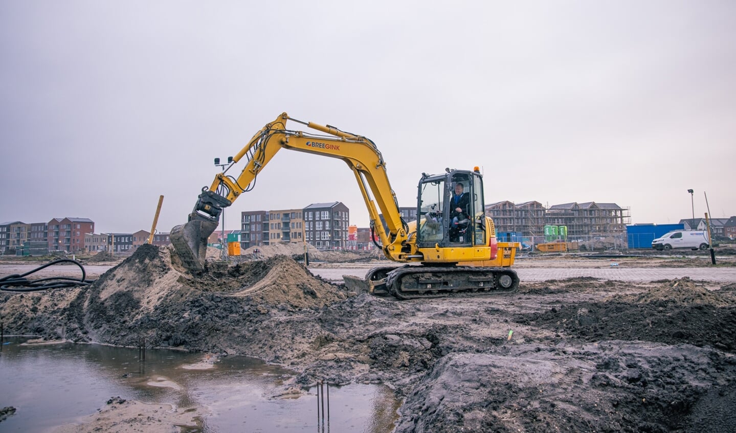 Wethouder Engbert Stroobosscher verzorgt symbolische aftrap in minigraver