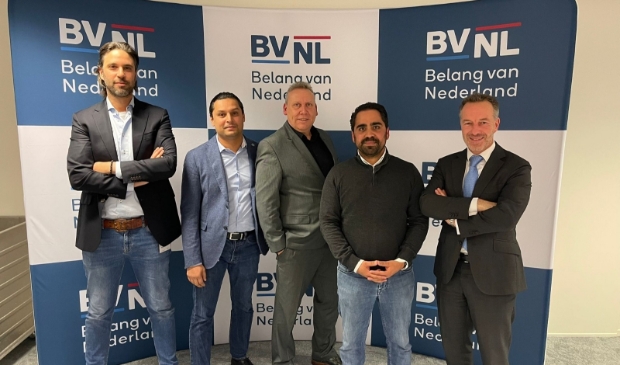 <p>Van links naar rechts: Yaron van Konigsveld, penningmeester, Bharat Kolk, voorzitter, Marcel Slabbers, secretaris, Nico Wuarbanaran en Wybren Van Haga.</p>