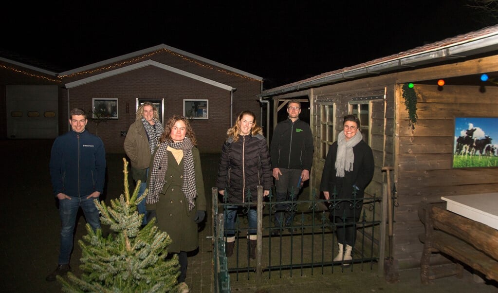 De werkgroep op het erf van Arjan Gerritsen: Bart van Dijk, Marieke van de Ridder, Sophie van Roomen, Sandra Verbeek, Arjan Gerritsen en Linda van de Bor.