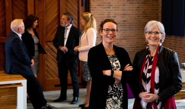 <p>Uitvaartverzorger Caroline van Gils (links) en Joanne Plattel (rechts) voelden de spanningen op de begraafplaats toen Johan de Waal naar zijn laatste rustplaats werd gebracht.</p>