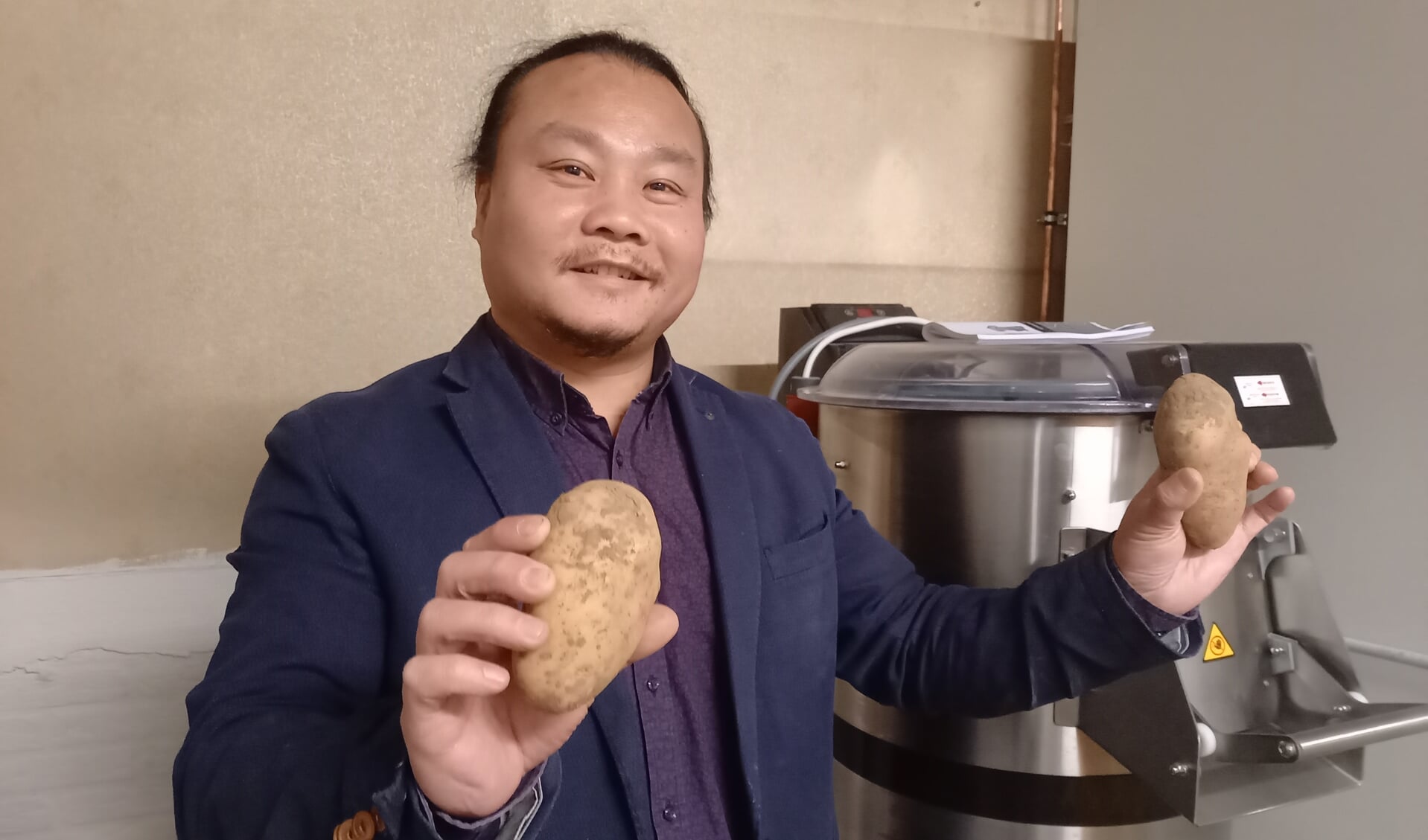 Jimmie, eigenaar van Chinees restaurant Lotus aan het Verlaat, gooit het roer voor een groot deel om: nu maken aardappelen vooral de dienst uit.