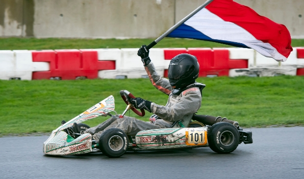 Ãls kersverse kampioen mag Lukas een ereronde rijden met de Nederlandse vlag.