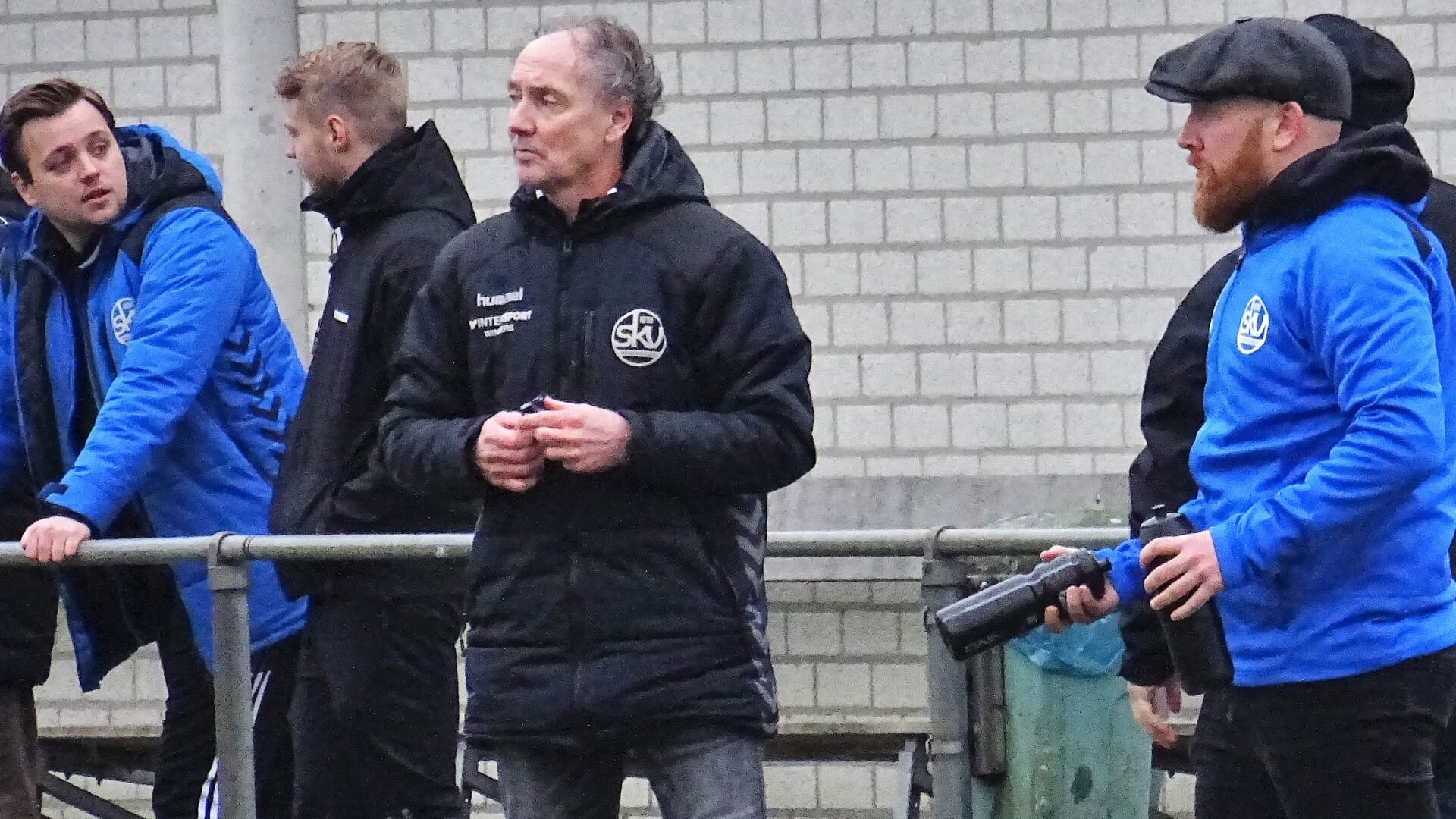 SKV-trainer Jan Gaasbeek (links) is bezig aan zijn laatste seizoen op Sportpark De Zoom. Dat zijn club en trainer afgelopen week overeen gekomen.