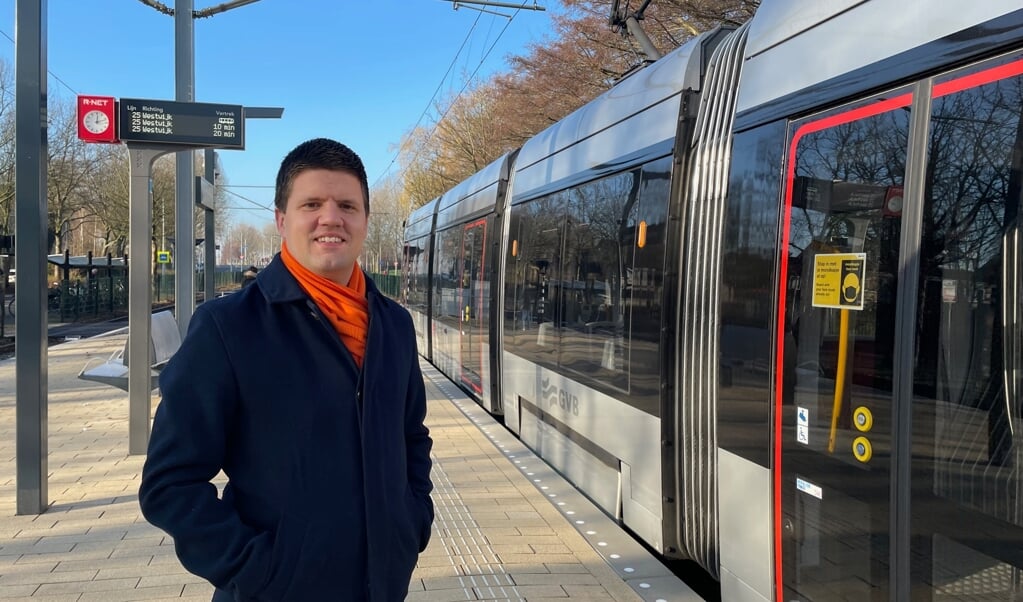 VVD-raadslid Arjan Gerritsen bij tramhalte Poortwachter.