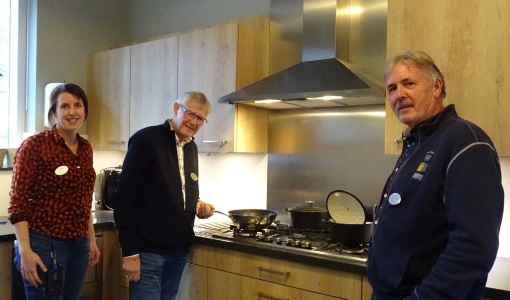 Inge Zomer, Hans Bruggink en Thomas van Duijn in de keuken waar heerlijk wordt gekookt. 