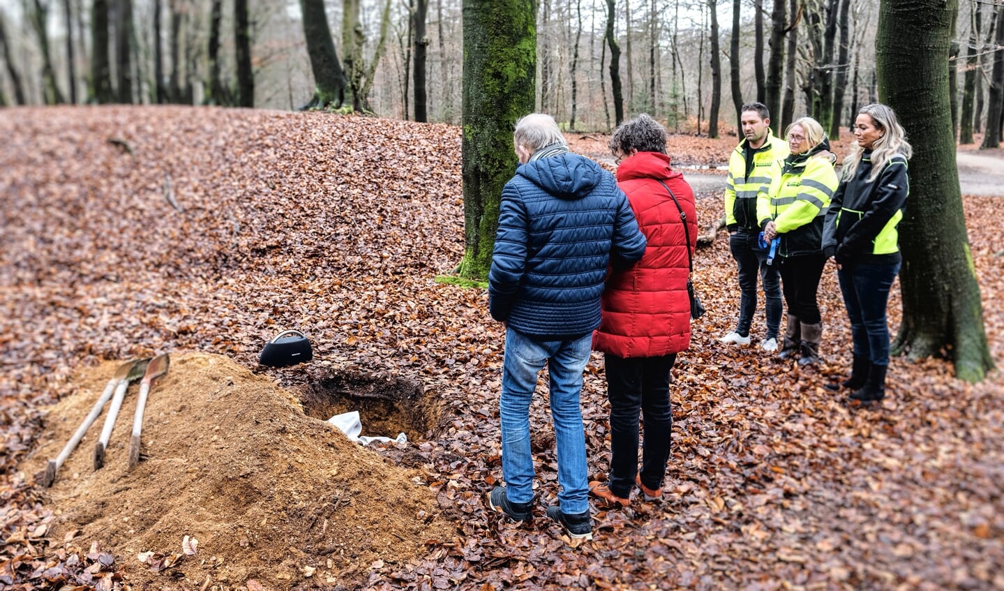 Marijke en Leo nemen in het bijzijn van vrijwilligers van de dierenambulance afscheid van Nora