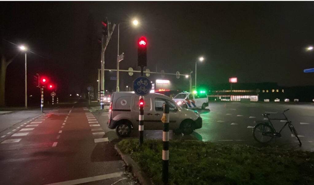 Het ongeval vond plaats op het kruispunt Bovenkerkerweg/Willem Dreesweg.