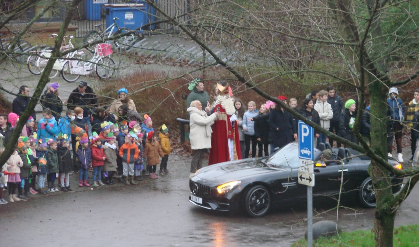 Sinterklaas verwelkomt bij de lagere school in Pax