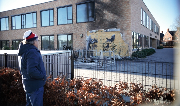 <p>Een groot gedeelte van de buitenmuur moest worden gesloopt door de brandweer. </p>