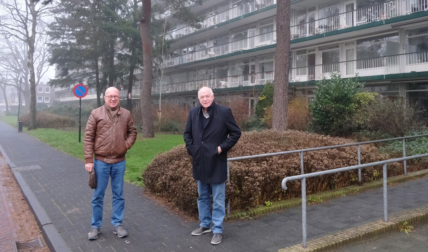 Frank Taal en Art Herweijer van de VVE Kerckebosch voor de flat in de Prinses Marijkelaan.
