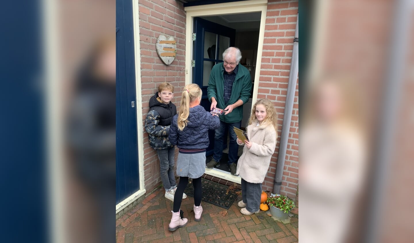 Leerlingen bezorgen kerstkaarten in Harderwijk