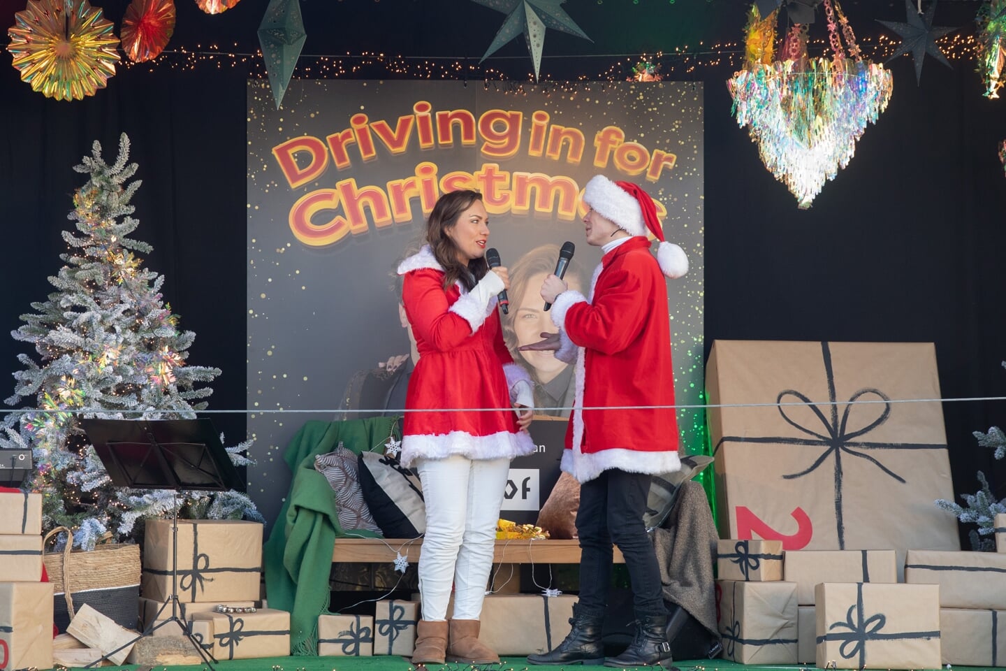 Manon Blaauw en Kevin van den Berg met hun Kersttruck.