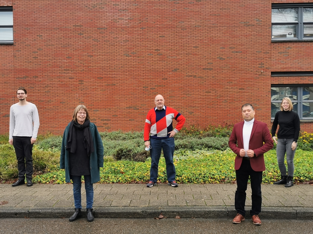 <p>De eerste vijf kandidaten op de lijst van de PvdA: v.l.n.r. Paul Jitariuc (5), Gerda Hekkert (4), Hans van de Braak (1), Amir Al Itejawi (2) en Eva van der Schoot (3).</p>
