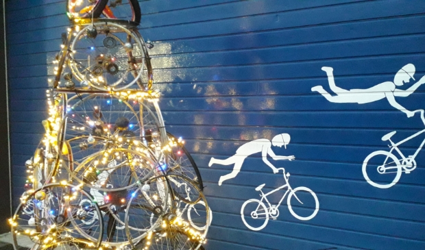 Kerstboom gemaakt van fietsonderdelen