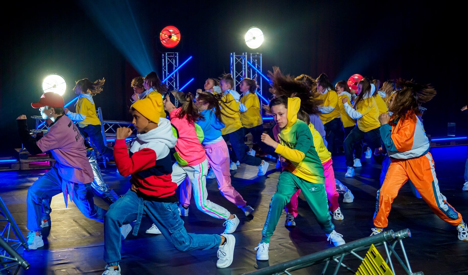 Dansen doe je niet op straat maar in een dansstudio.