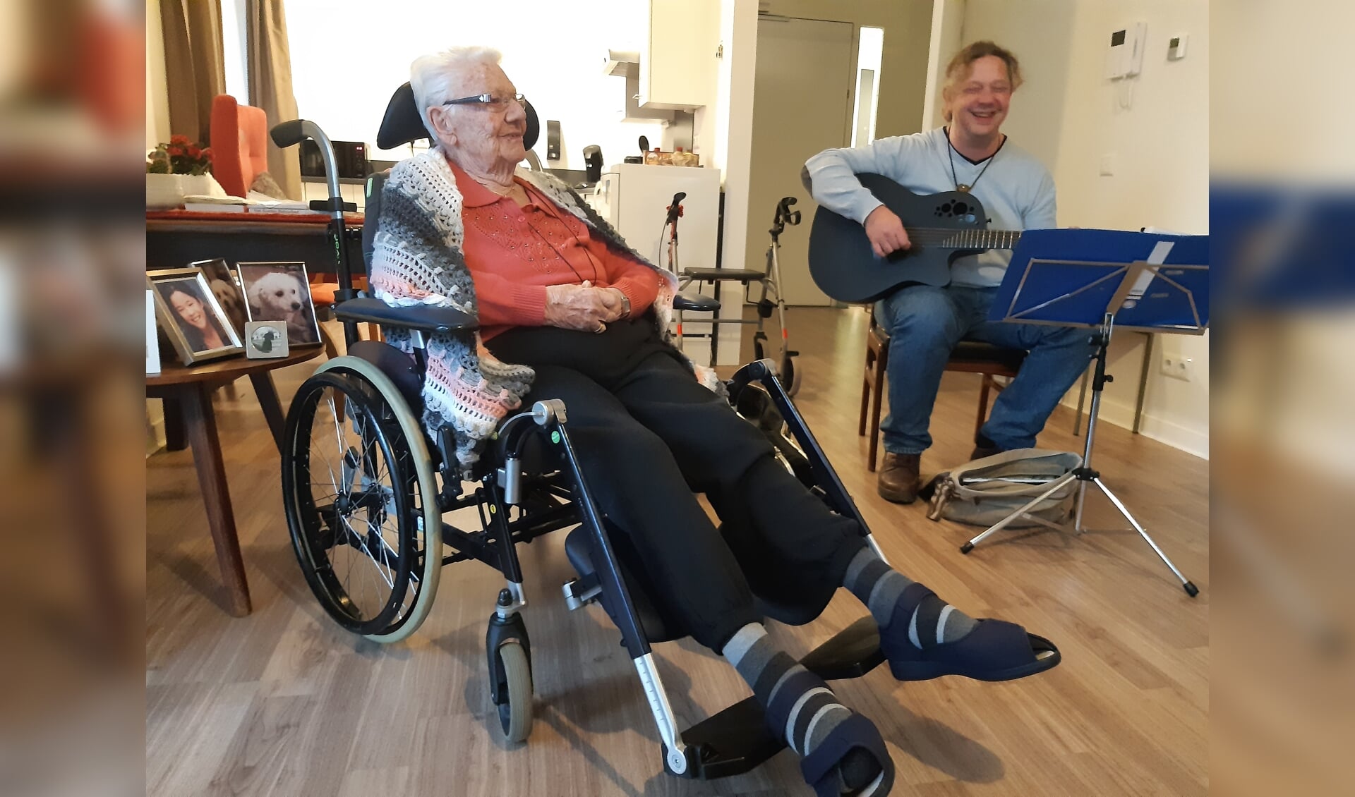 Matthijs Veen is ook vrijwilliger in zorglocatie van Amaris Schoonoord. Hij speelt onder andere muziek voor de ouderen.