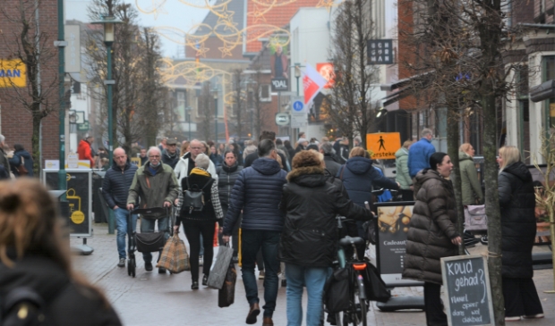<p>Drukte in het centrum van Barneveld op zaterdag 18 december, de laatste dag voor de lockdown. </p>