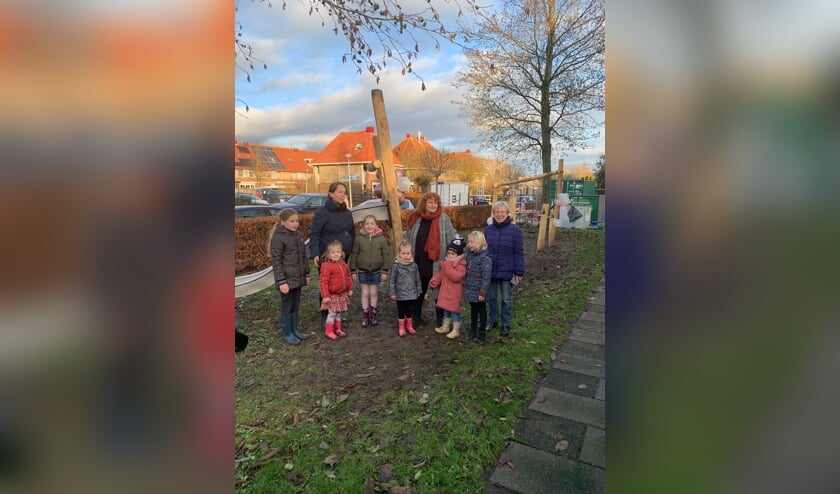 Momentje met kinderen en mensen uit de straat.