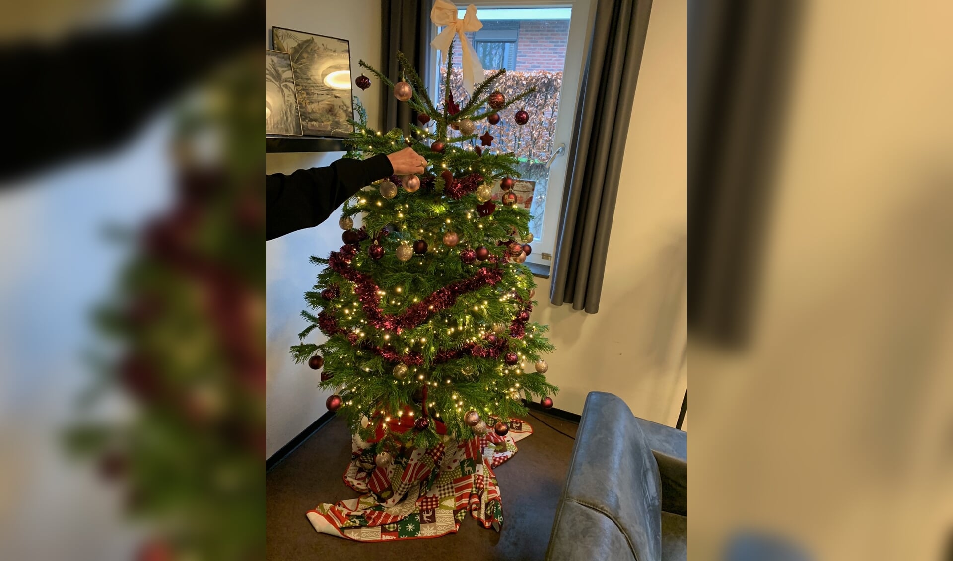 Na Sinterklaas wordt gezamenlijk de kerstboom opgezet en opgetuigd.