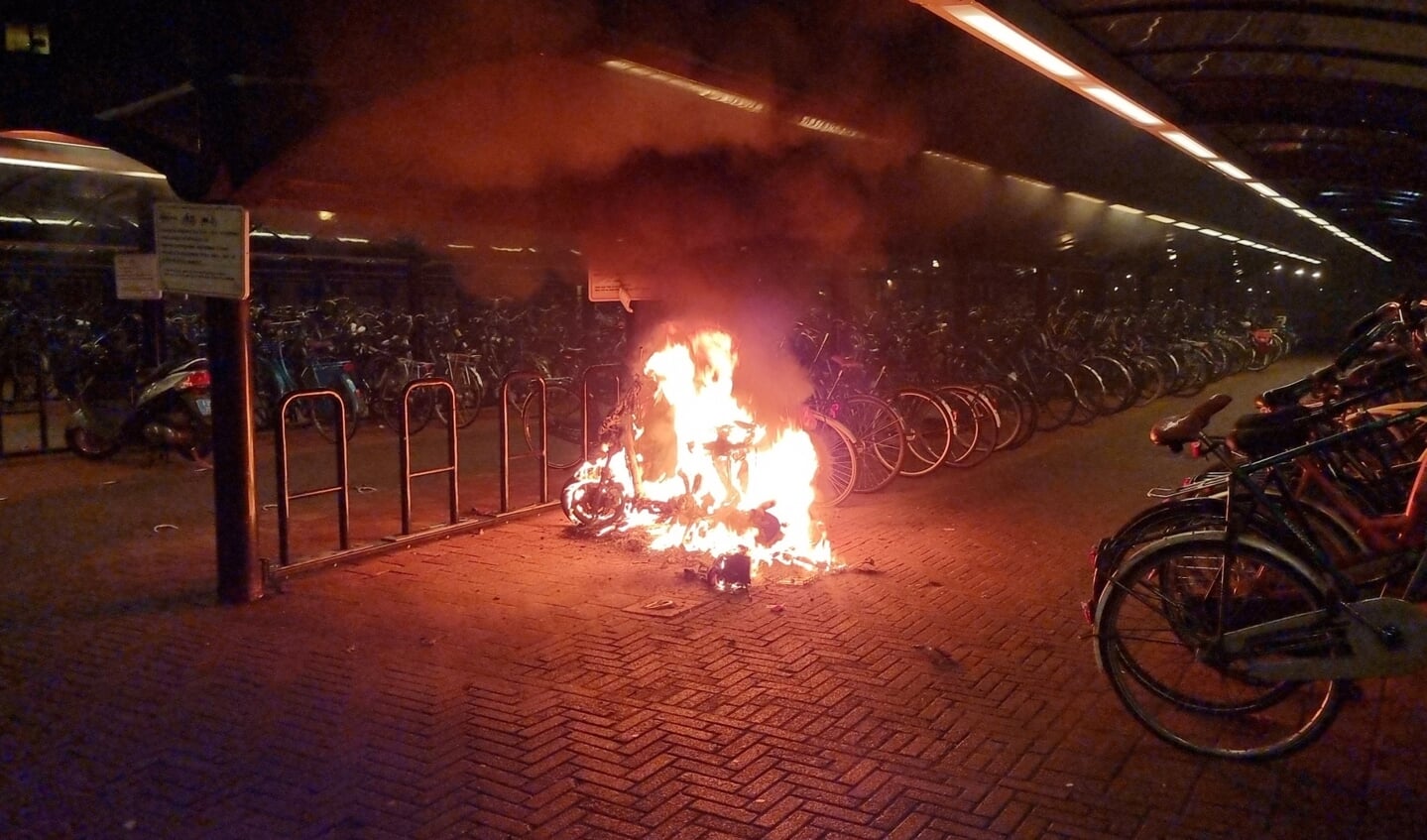 Bij Station Schothorst ging een scooter in vlammen op.