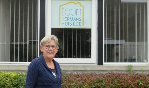 <p>Regien de Bruyn is een van de vele vrijwilligers van het Toon Hermanshuis. Zij zetten zich in voor mensen die met kanker te maken krijgen.</p>