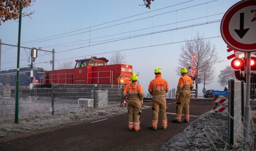 Een diesellocomotief sleepte de trein weg.