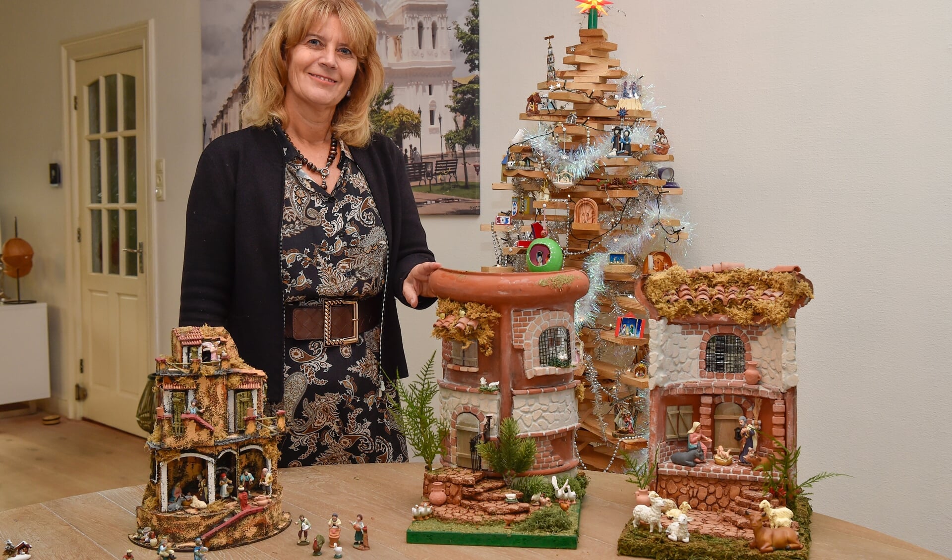 Made in Holland. Gerdie Bade-van der Weerd verzamelt miniatuur kerststallen. De grootste uit haar collectie is er één die ze thuis maakte, toen corona het reizen sterk beperkte.