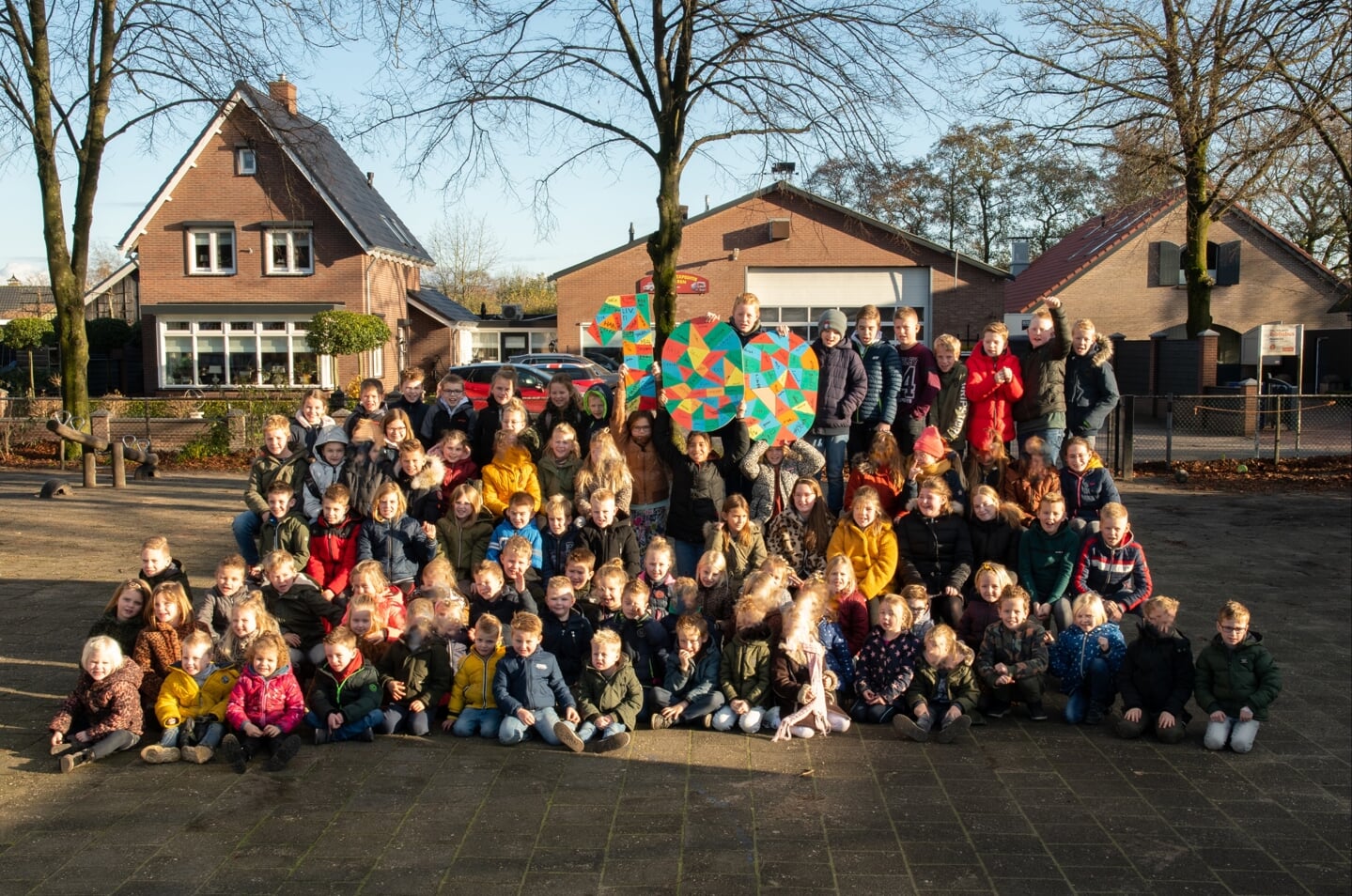 Groepsfoto basisschool Nederwoud met honderd leerlingen.