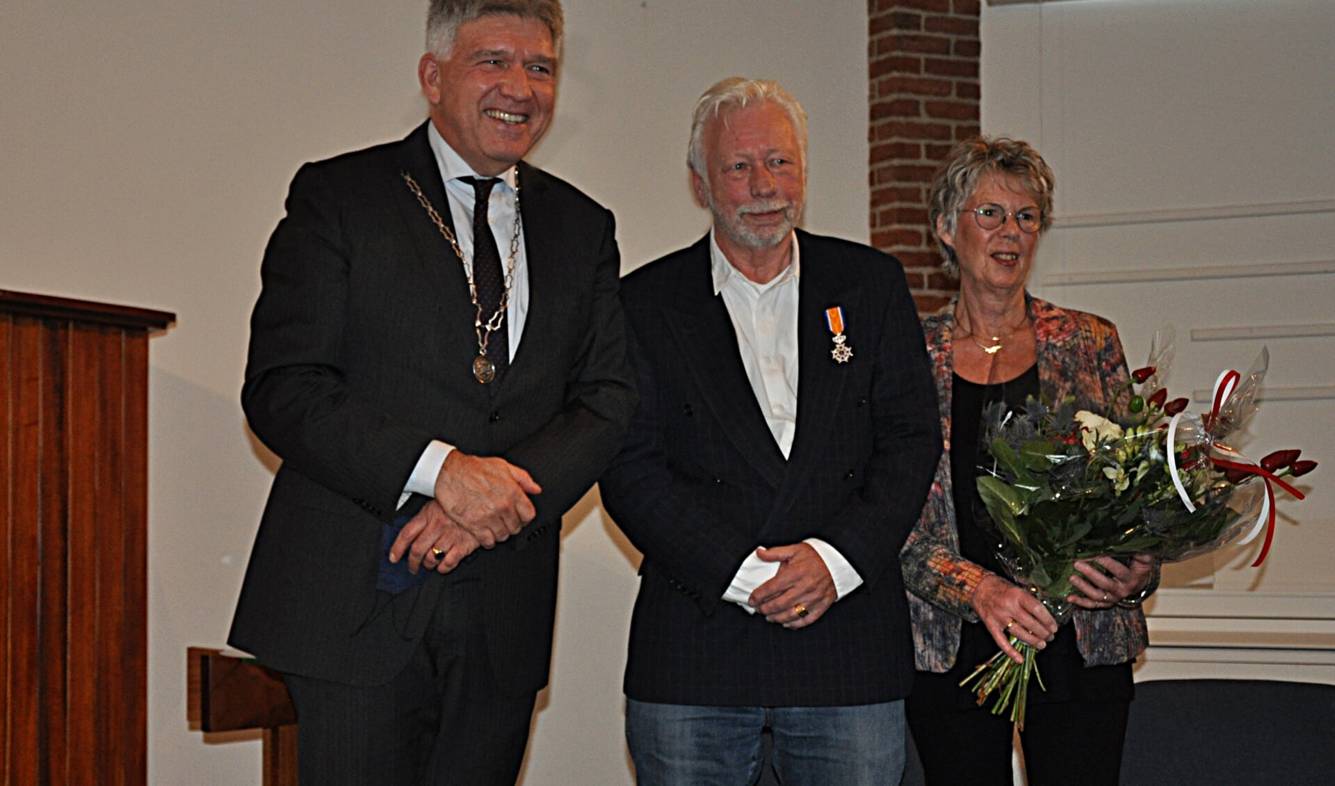 vlnr: burgemeester Jaeger, Teke en Wil Lanting Lanting met zijn echtgenote Wil Lanting