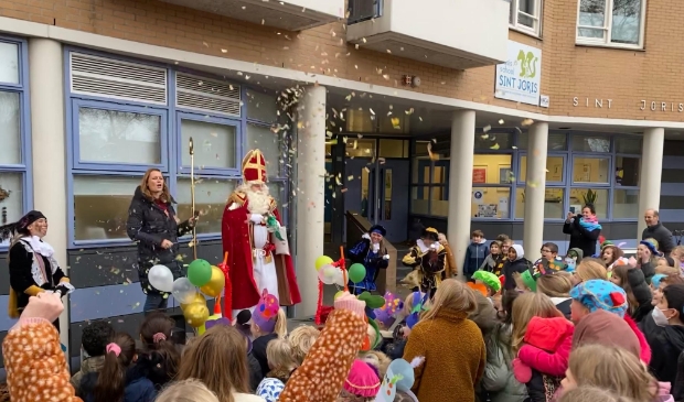 <p>Er moest, hoe toepasselijk, een heggenschaar aan te pas komen, maar dan heb je ook wat. Sinterklaas opende vandaag het nieuwe schoolplein van de Amersfoortse Basisschool Sint Joris.</p>
