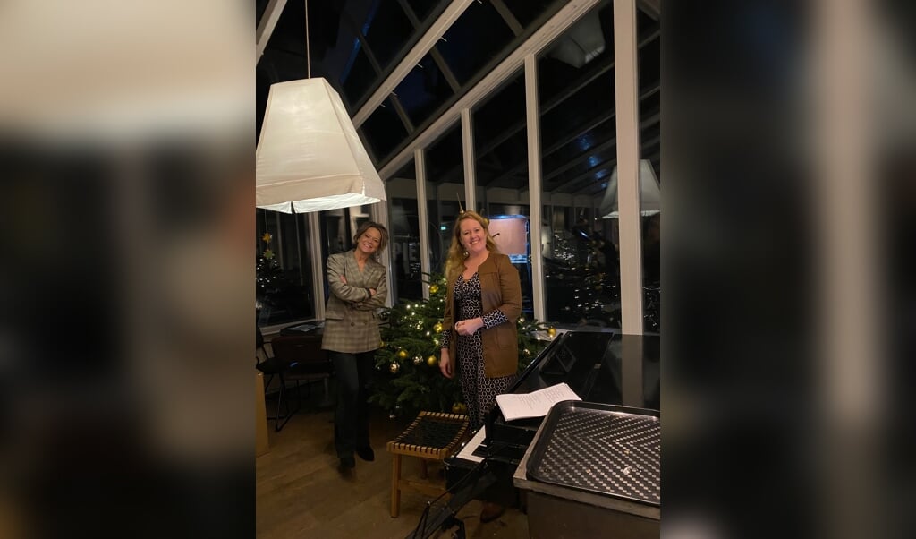 Betty van Bronswijk en Jennikfer Elskamp bij de vleugel in De Malle Jan