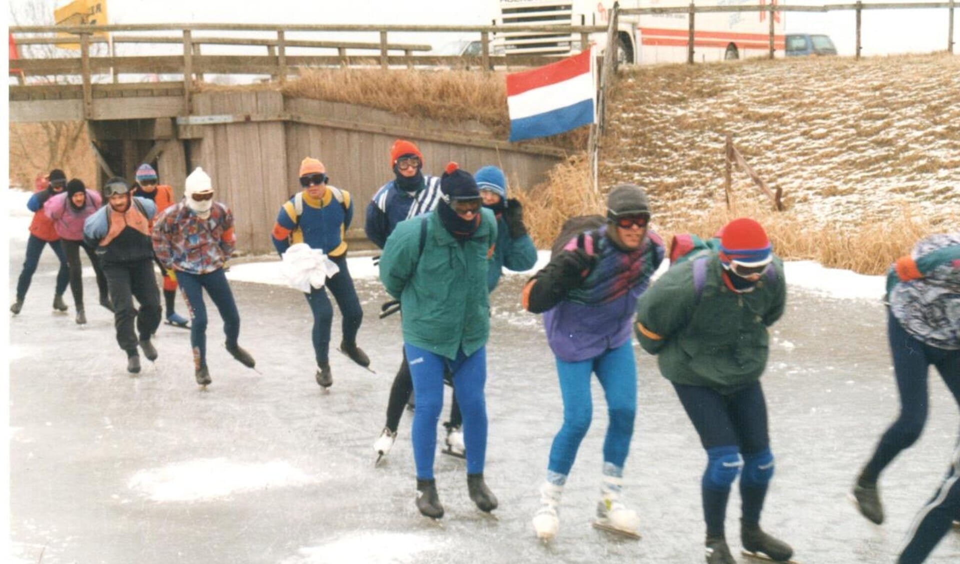 Philip Kroon (met de blauwe muts op) tijdens de Elfstedentocht van 1997.