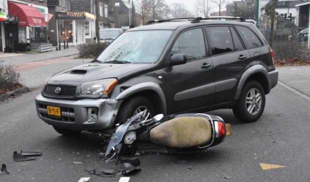 <p>De scooter kwam onder de auto, de berijder kon voorkomen dat hij er ook onder kwam.</p>