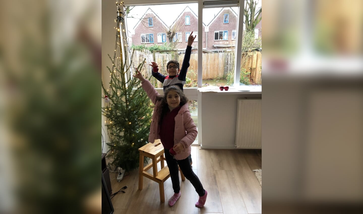 De kinderen van de familie Abazeed zijn blij met hun nieuwe huis in Hoevelaken.