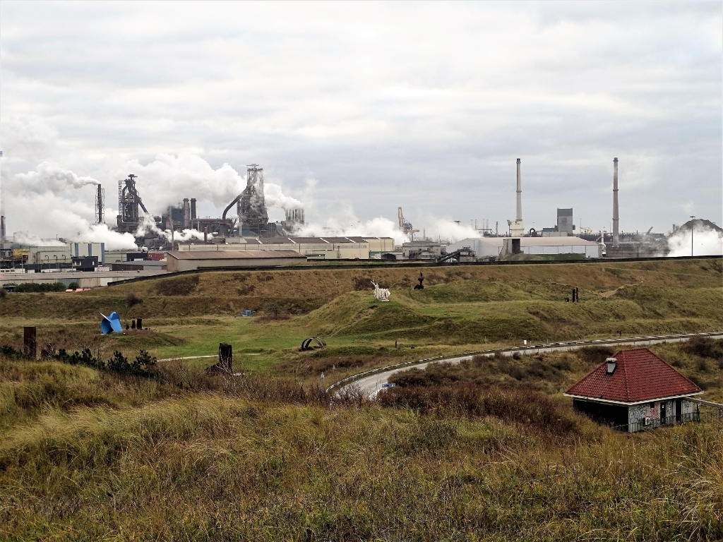 <p>"Tata Steel is de grootste vervuiler van Nederland. Het bedrijf heeft de grootste CO2-emissie van alle Nederlandse bedrijven", schrijft MOB.</p>