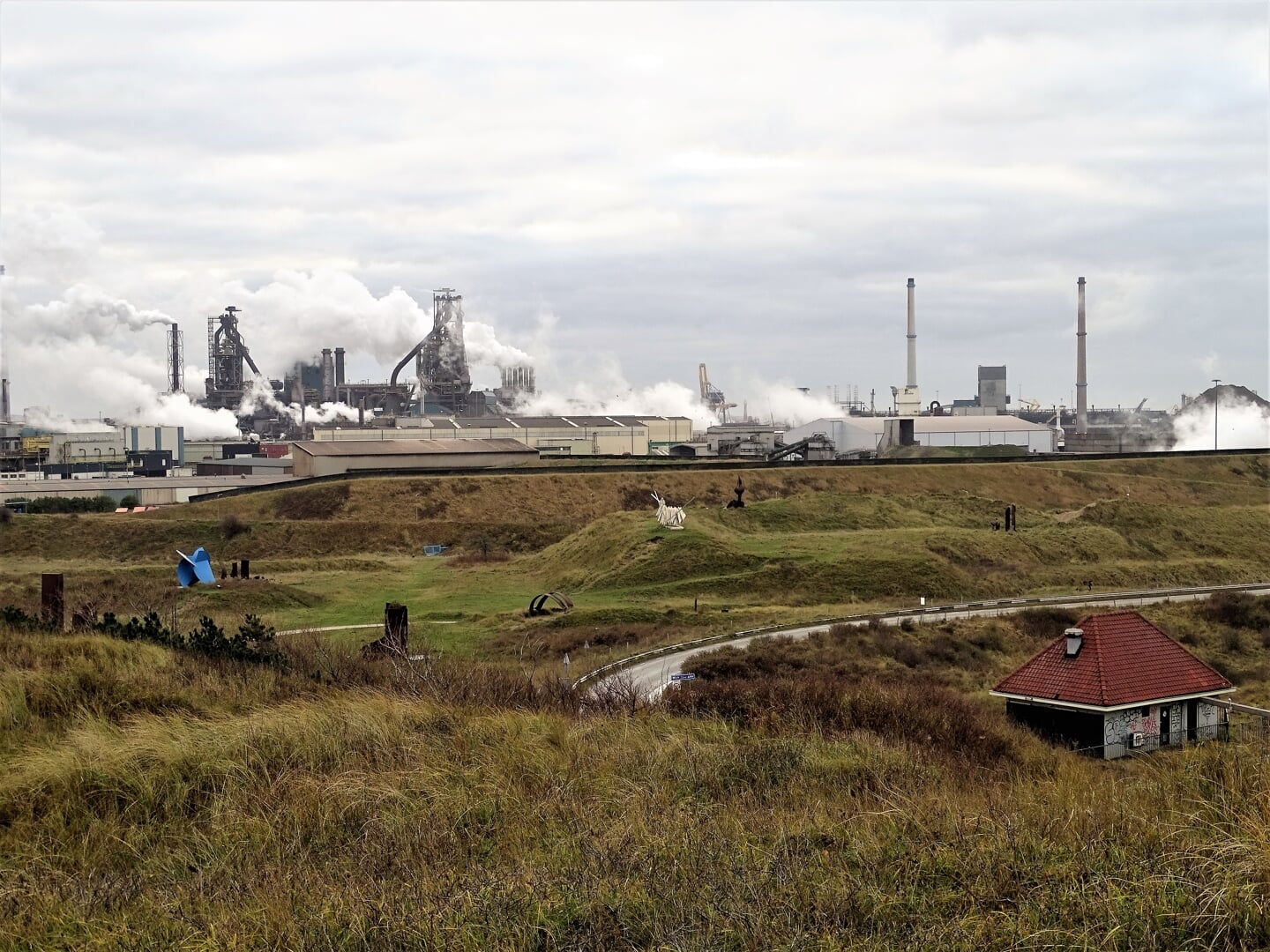 "Tata Steel is de grootste vervuiler van Nederland. Het bedrijf heeft de grootste CO2-emissie van alle Nederlandse bedrijven", schrijft MOB.