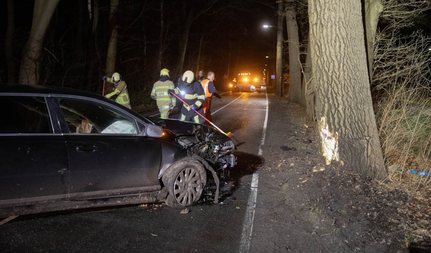 De auto kwam kort na de bocht tegen een boom tot stilstand.
