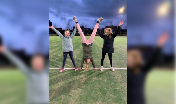 <p>Een vreemd gezicht: een handstand op het hockeyveld.</p>