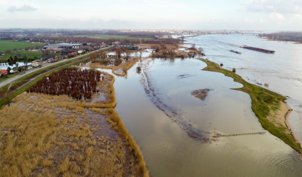 <p>Hoogwater bij Boven-Hardinxveld.</p>