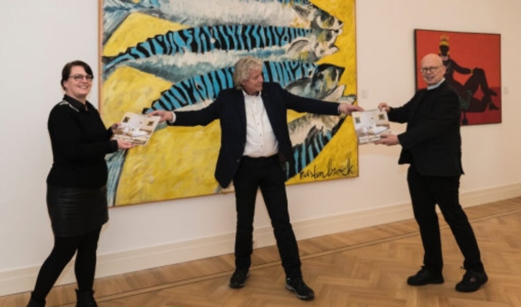 a.sahin@gorinchem.nlMuseumconservator Lisette Colijn en Dick van Zanten, wethouder Cultuur, ontvangen van oud-conservator Rob Kreszner het boek Gorcums Museum 2013-2020, een impressie